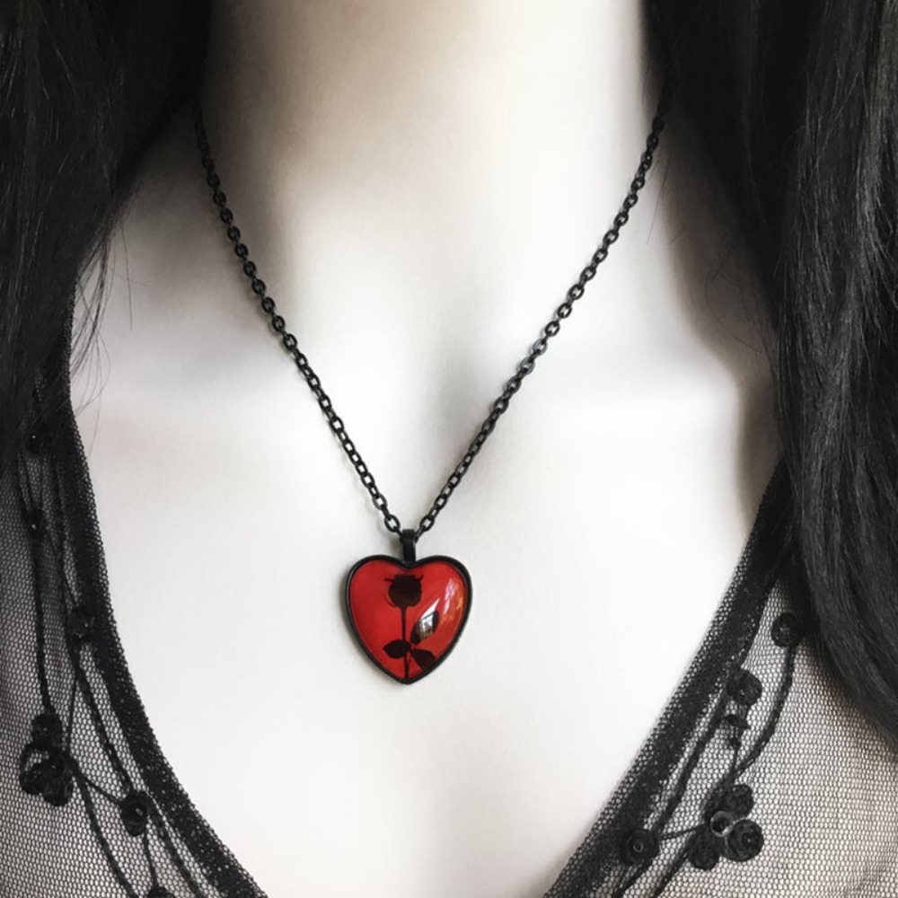 Women'S Victorian Accessories - Gotische viktorianische rote herzförmige Glaskristall-warze Rose-Blumen-Cameo-Halskette