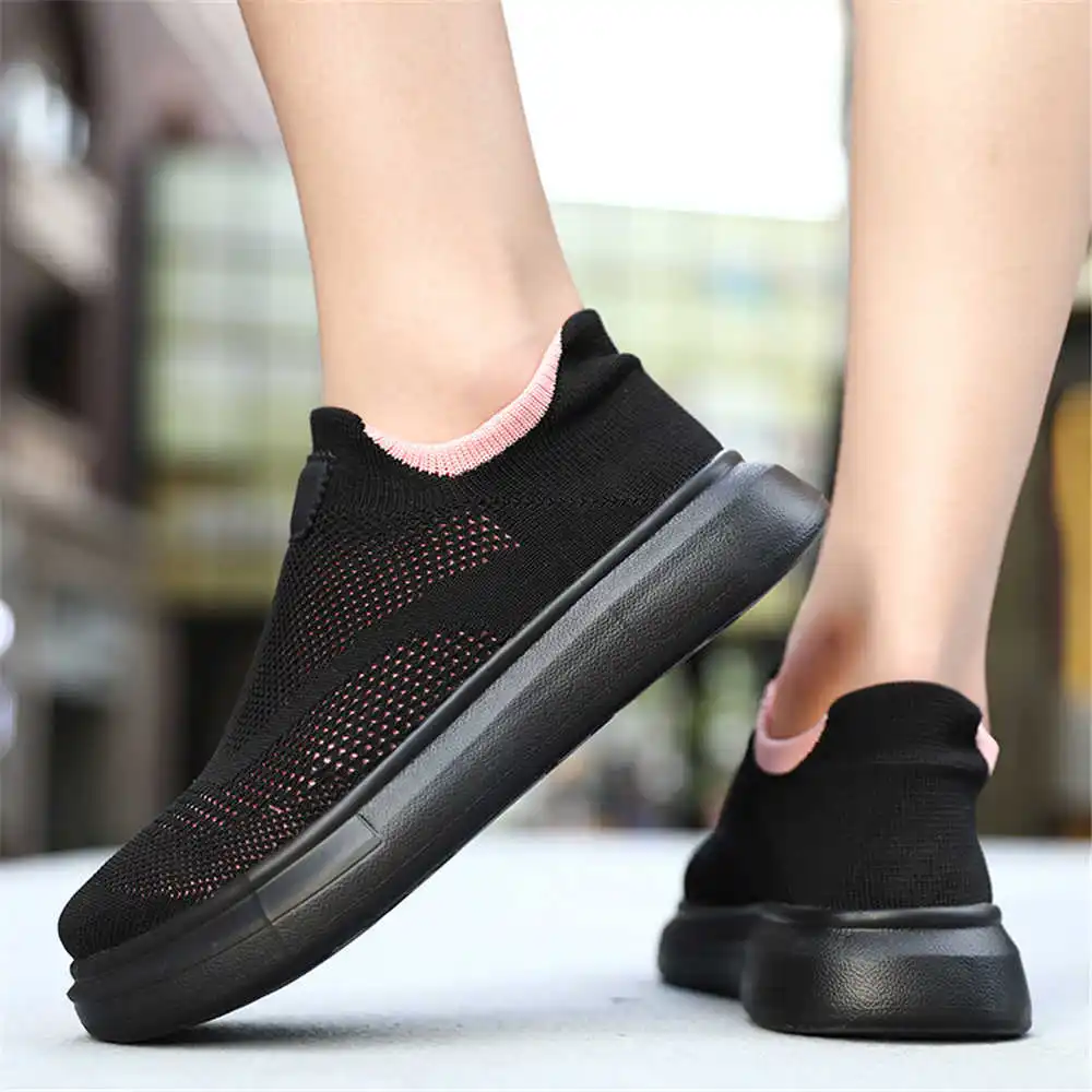 Women Accessories Business Name Ideas - Plattform Strümpfe braune Schuhe für Frau